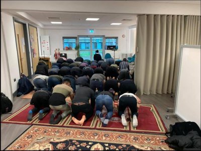 muslim-prayer-room-with-jummah