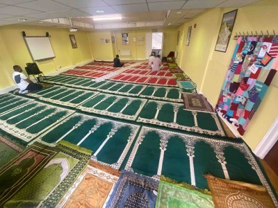 jummah-salah-in-basement-the-abbey-centre