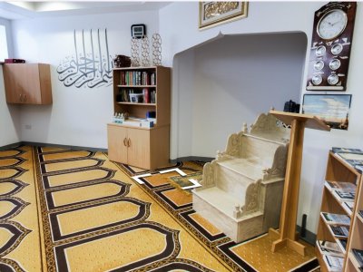 jummah-salah-in-muslim-prayer-room-level-3